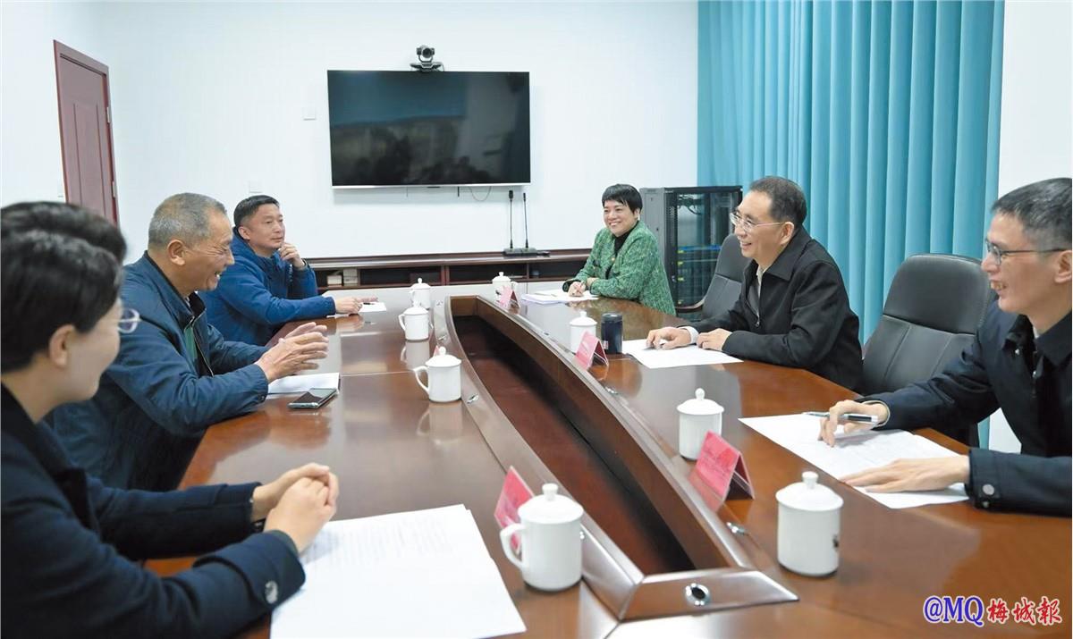 吴贤德莅梅接待群众来访和开展节前走访慰问